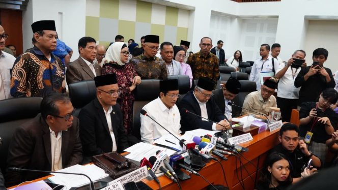 
					Menag dan Ketua Komisi VIII DPR memberikan keterangan pers usai Raker di Gedung DPR, Jakarta, Senin (6/1/2024). (Sumber: kemenag.go.id)