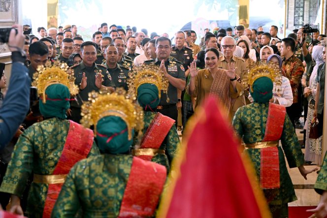 
					Pj. Sekdaprov Sumut, Effendy Pohan mendampingi Kepala Staff TNI Angkatan Darat (KASAD) Jenderal TNI Maruli Simanjuntak menghadiri Perayaan Natal di Wilayah Kodam I Bukit Barisan yang diselenggarakan di Regale International Convention Center, Jalan Adam Malik, Medan, Selasa (7/1/2025). (Dok. Diskominfo Sumut)