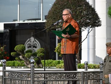 Penjabat (Pj) Sekretaris Daerah Provinsi Sumatera Utara (Sumut) Effendy Pohan sebagai Pembina Apel Pagi Perdana Awal Tahun 2025 di Halaman Kantor Gubernur Sumut Jalan Diponegoro Nomor 30 Medan, Kamis (2/1/2025). (Dok. Diskominfo Sumut)