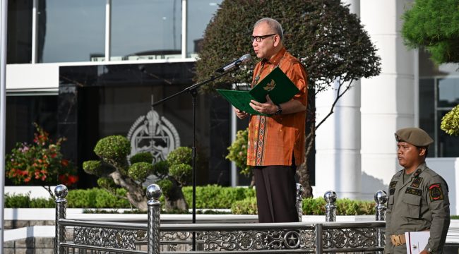 Penjabat (Pj) Sekretaris Daerah Provinsi Sumatera Utara (Sumut) Effendy Pohan sebagai Pembina Apel Pagi Perdana Awal Tahun 2025 di Halaman Kantor Gubernur Sumut Jalan Diponegoro Nomor 30 Medan, Kamis (2/1/2025). (Dok. Diskominfo Sumut)