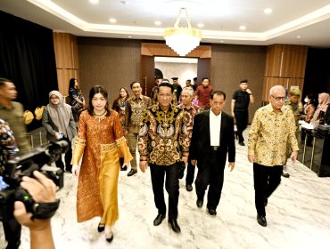 Pj Sekretaris Daerah Provinsi Sumut Effendy Pohan menghadiri Pemberian Penghargaan tertinggi dari UNPRI FKKGIK kepada Ilmuwan Prof dr Taruna Ikrar, PhD, M.Biomed di Ballroom UNPRI Jalan Sampul Nomor 3 Medan, Sabtu (4/1/2025). (Dok. Diskominfo Sumut)