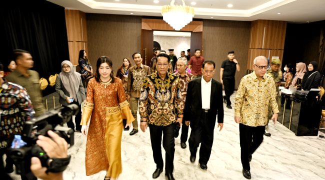 Pj Sekretaris Daerah Provinsi Sumut Effendy Pohan menghadiri Pemberian Penghargaan tertinggi dari UNPRI FKKGIK kepada Ilmuwan Prof dr Taruna Ikrar, PhD, M.Biomed di Ballroom UNPRI Jalan Sampul Nomor 3 Medan, Sabtu (4/1/2025). (Dok. Diskominfo Sumut)