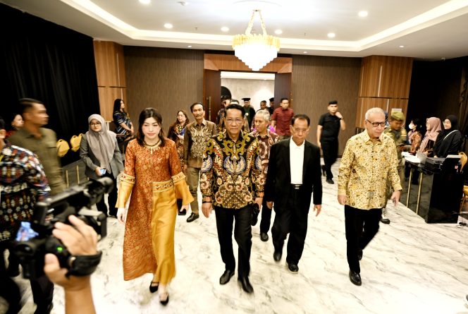 
					Pj Sekretaris Daerah Provinsi Sumut Effendy Pohan menghadiri Pemberian Penghargaan tertinggi dari UNPRI FKKGIK kepada Ilmuwan Prof dr Taruna Ikrar, PhD, M.Biomed di Ballroom UNPRI Jalan Sampul Nomor 3 Medan, Sabtu (4/1/2025). (Dok. Diskominfo Sumut)