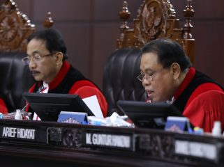 Hakim Konstitusi Arief Hidayat membacakan pertimbangan hukum dalam pengucapan Putusan perkara Pengujian Undang-Undang MPR, DPR, DPD, pada kamis (2/1/2025) di Ruang Sidang Pleno MK. (Sumber: mkri.id)