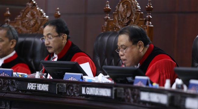 Hakim Konstitusi Arief Hidayat membacakan pertimbangan hukum dalam pengucapan Putusan perkara Pengujian Undang-Undang MPR, DPR, DPD, pada kamis (2/1/2025) di Ruang Sidang Pleno MK. (Sumber: mkri.id)