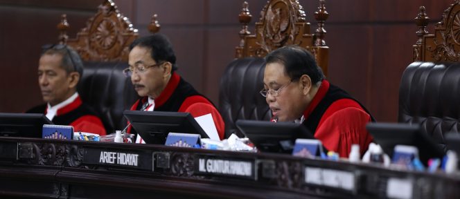 
					Hakim Konstitusi Arief Hidayat membacakan pertimbangan hukum dalam pengucapan Putusan perkara Pengujian Undang-Undang MPR, DPR, DPD, pada kamis (2/1/2025) di Ruang Sidang Pleno MK. (Sumber: mkri.id)