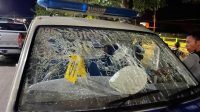 Mobil Dinas yang digunakan Bripka Marsidon Debataraja saat ditembak OTK di depan Instalasi Gawat Darurat (IGD) RSUD Wamena, Jalan Trikora, Kabupaten Jayawijaya, Rabu (28/5/2025) sekitar pukul 19.14 WIT. (Sumber: humas.polri.go.id)