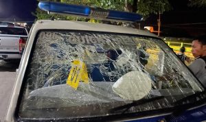 Mobil Dinas yang digunakan Bripka Marsidon Debataraja saat ditembak OTK di depan Instalasi Gawat Darurat (IGD) RSUD Wamena, Jalan Trikora, Kabupaten Jayawijaya, Rabu (28/5/2025) sekitar pukul 19.14 WIT. (Sumber: humas.polri.go.id)