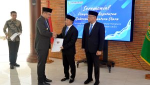 Gubsu serahkan SK Dewas Tirtanadi (2)