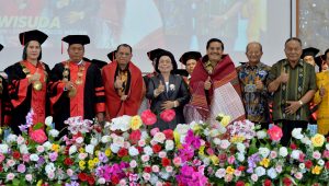 Sekda hadiri wisuda Univ Senior Medan (6)