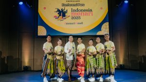 Billy Gamaliel dan Bathara Saverigadi Dewandoro (tengah) bersama Penari Swargaloka Art