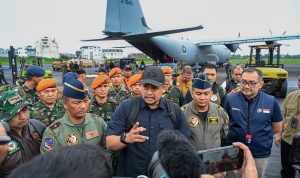 Gubsu berangkat tinjau banjir Tapteng (1)