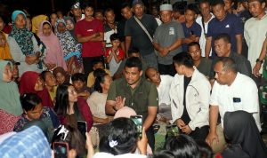 Gubernur bersama pengungsi di Posko Bencana Air Hitam -2