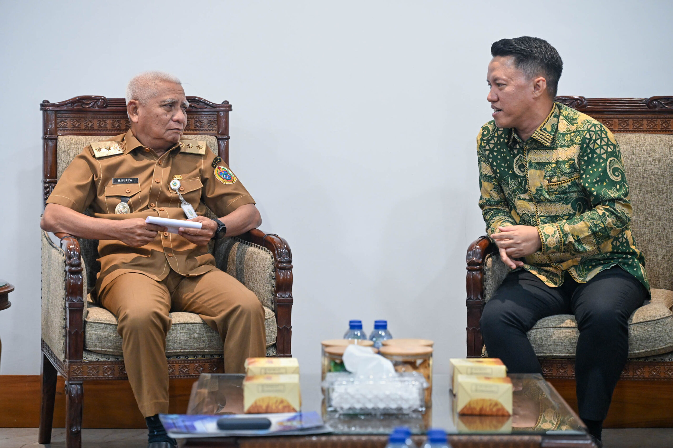 Wakil Gubernur Sumut, Surya menerima audiensi General Manager PT. PLN Unit Induk Pembangunan Sumbagut di Ruang Kerja Wakil Gubernur Sumut, lantai 9 Kantor Gubernur Sumut, Jalan Diponegoro No. 30, Medan, Senin (22/6/2026). (Dok. Diskominfo Sumut)