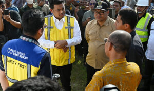 Gubsu tinjau jalan rusak Galang (1)