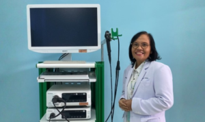 1) Dokter spesialis paru RS Adam Malik, dr. Netty Yosefhin Damanik, Sp.P, FISR dengan alat Endobronchial Ultrasound (EBUS) untuk diagnosis penyakit saluran pernapasan