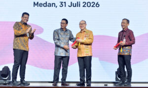 Gubsu mengukuhkan kepala OJK Sumut (1).jpg