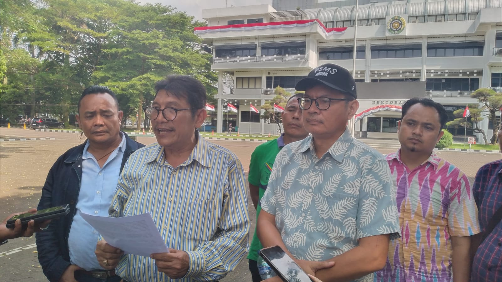 Sekretaris Direktorat Humas, Promosi, dan Protokoler USU, Ami Dilham, SE., M.Si dan Bonar Panggabean dari PIWK USU saat memberikan keterangan terkait renovasi Chapel USU, Selasa (11/8/2026).